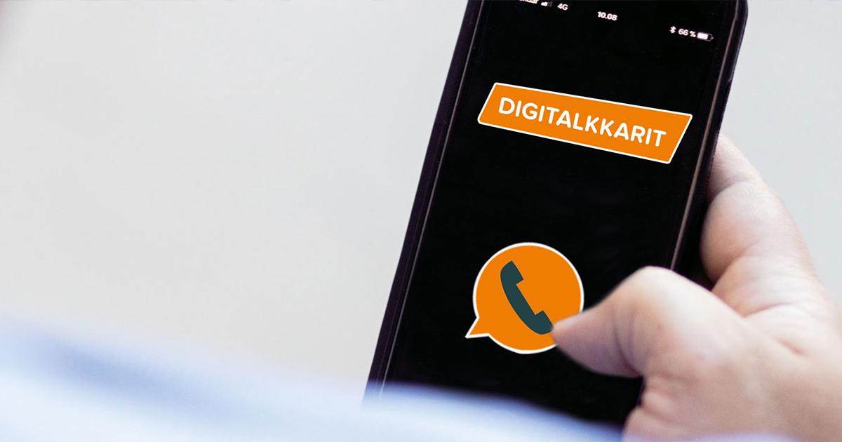 Henkilö, jolla on kädessään puhelin, jonka näytöllä soitto Digitalkkareille.